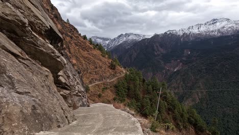 vista a lo largo de un camino de montaña con pendientes empinadas hacia el lado