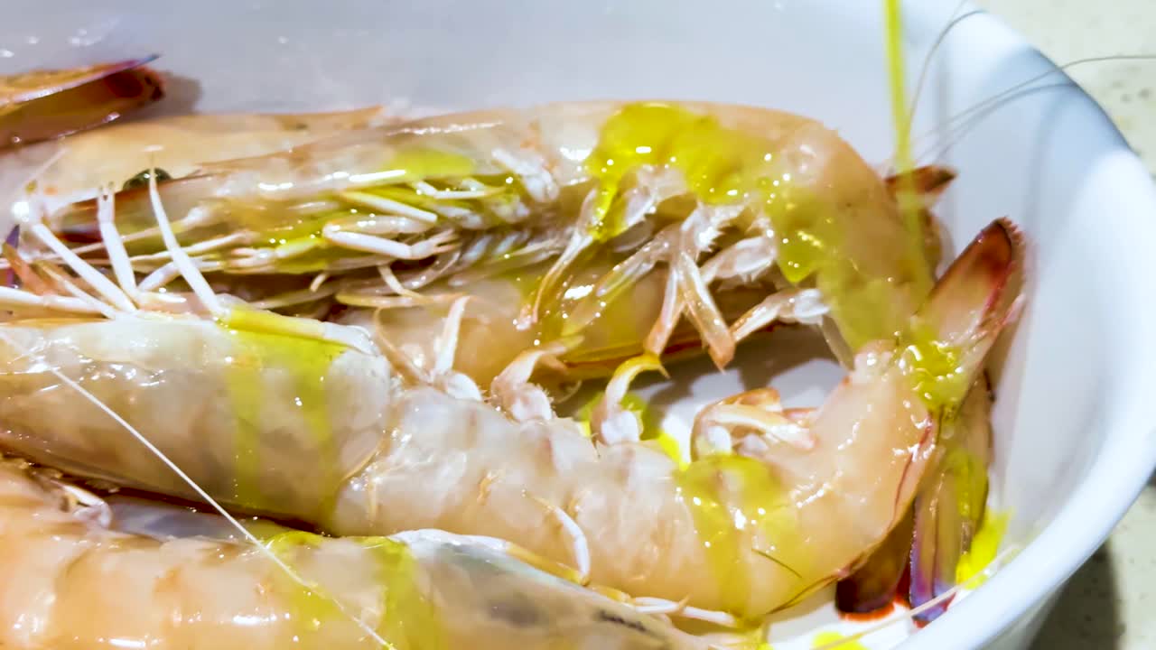 오일은 그에 새우를 뿌려