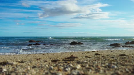 olas del océano en cámara ultra lenta en un día soleado