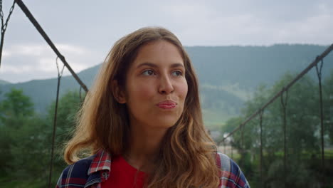 Fröhliche-Frau-Geht-Durch-Die-Naturlandschaft.-Wanderer-Auf-Abenteuerreise-In-Den-Bergen.