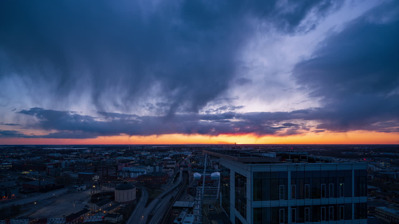 time-lapse de la puesta de sol y las dramáticas nubes del anochecer sobre helsinki, desde kalasatama