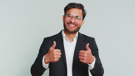el empresario levanta el pulgar está de acuerdo o da una respuesta positiva recomienda que el anuncio le guste buena idea