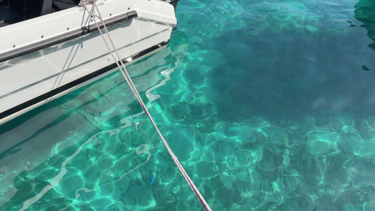 Boot vertäut über kristallklarem, türkisfarbenem Wasser im Yachthafen der Malediven