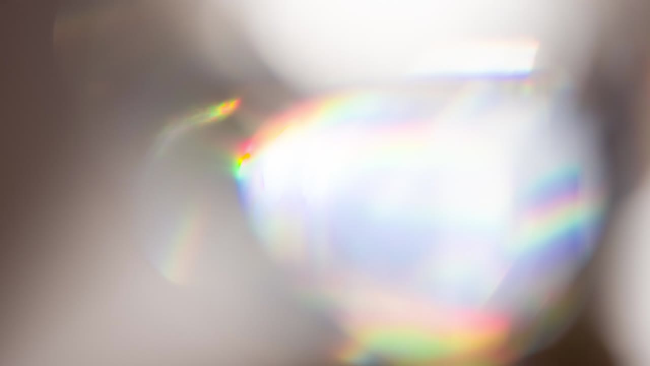 el resplandor de la luz del sol en las facetas del diamante