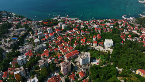 Drone-Orbitando-El-Paisaje-Urbano-De-La-Ciudad-De-Herceg-Novi,-Día-Soleado-De-Verano-En-Montenegro