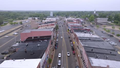 en el centro de three rivers, michigan con el video del dron en movimiento