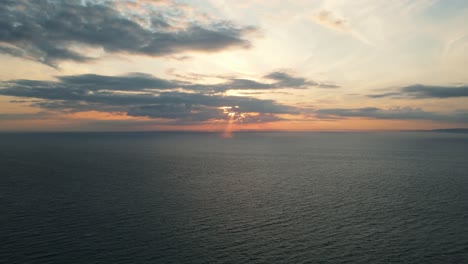 toma de drones de una increíble puesta de sol sobre el océano inglés