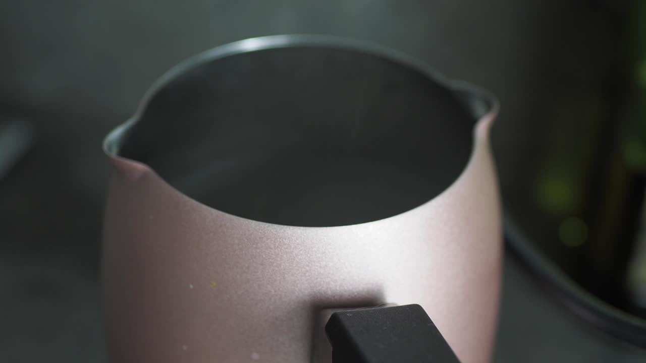 cafetera de café turca de color rosa