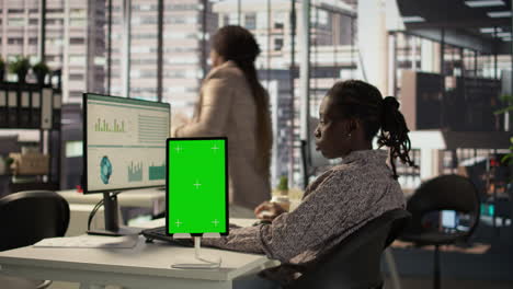 mujer de negocios que trabaja en una oficina