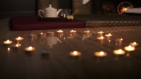 corazón ardiente. velas dispuestas en forma de corazón. velas brillantes en forma de corazón con una tetera en el fondo. disparo en cámara lenta