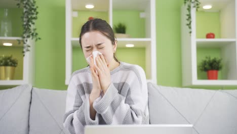 Mujer-Joven-Con-Gripe-Estornudando.-Mujer-Enferma.