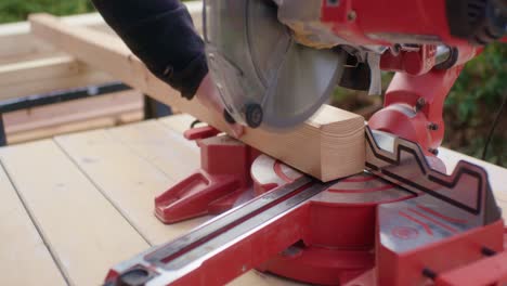 cortar un trozo de madera con una sierra circular