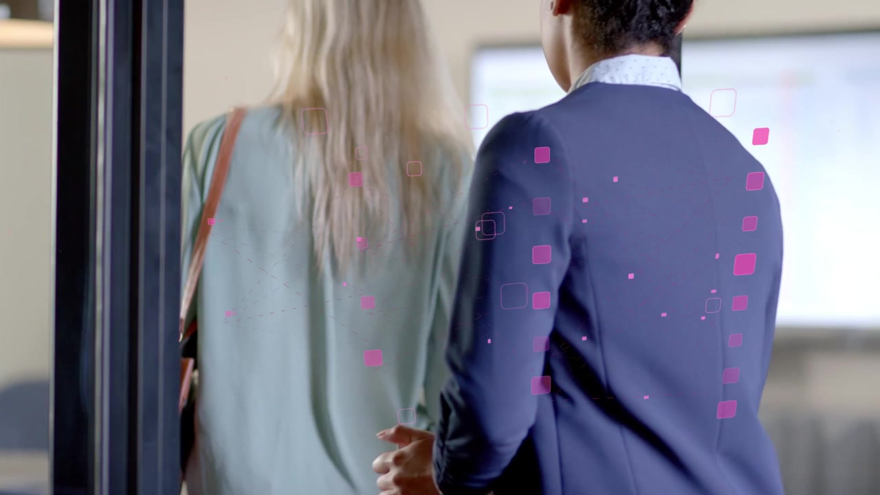 Due donne attraversano una porta a vetri per una riunione di lavoro, una in abito blu scuro che tiene la porta, con sovrapposizioni di quadrati magenta
