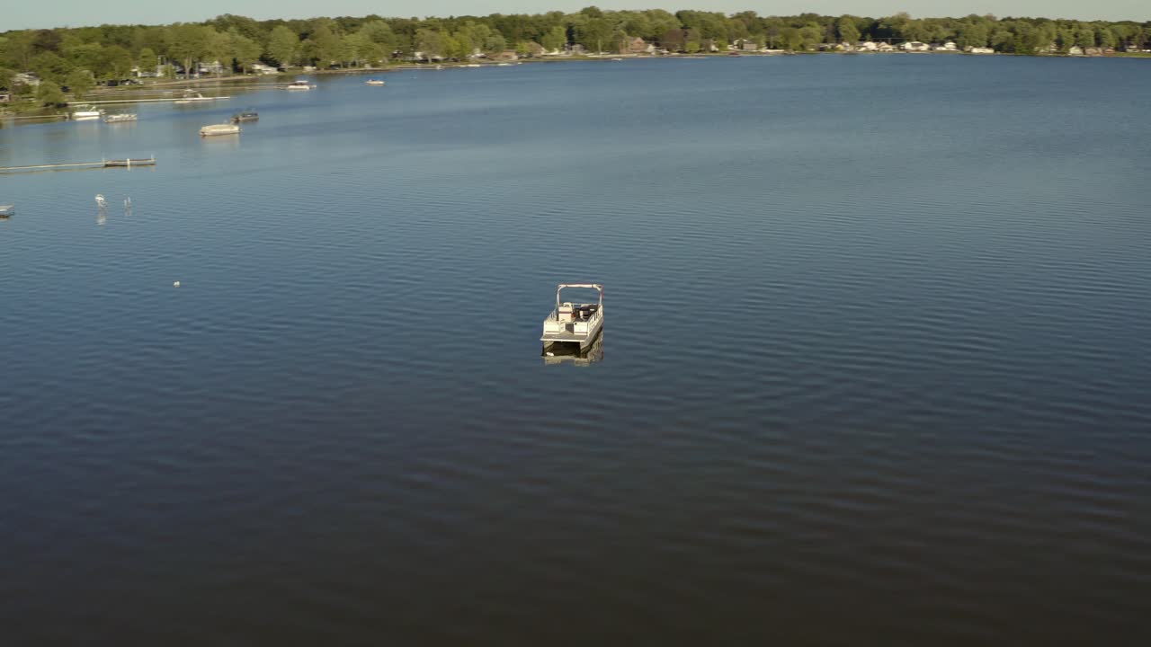 나무 와 집 을 감시 하는 파란색 호수 에 있는 배 의 도 에 있는 드론
