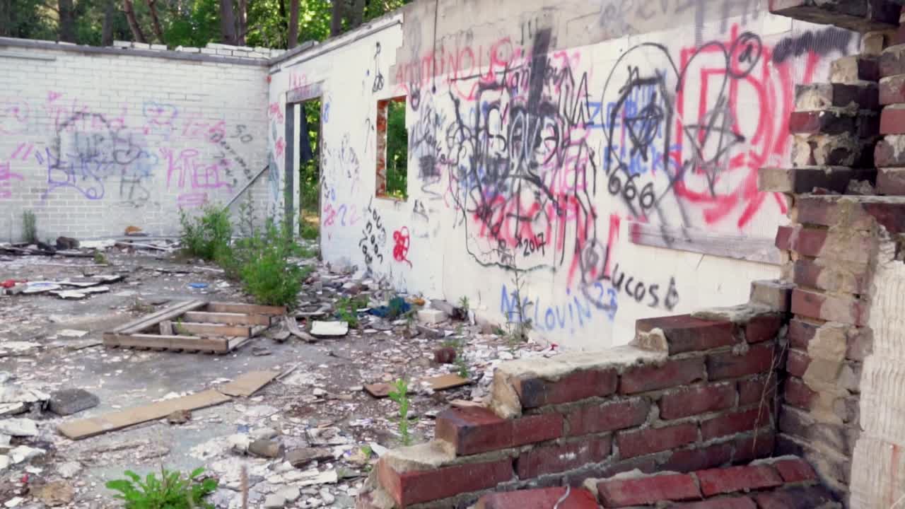 Edificio abbandonato con graffiti e detriti