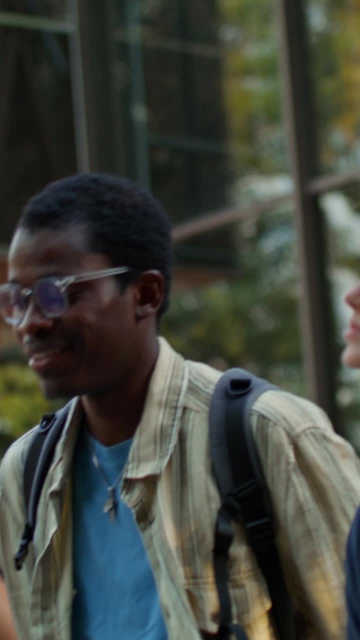 amigos caminando por el campus.