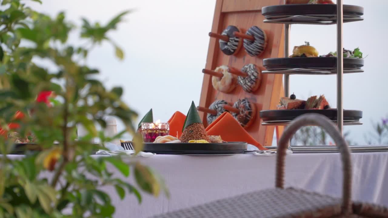 음식은 피크닉 테이블에 있었고 도 ⁇ 은 서있는 보드에 장착되었습니다