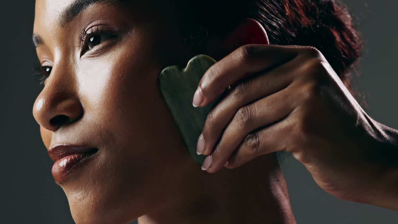 얼굴 구아 샤 마사지를 받는 여성