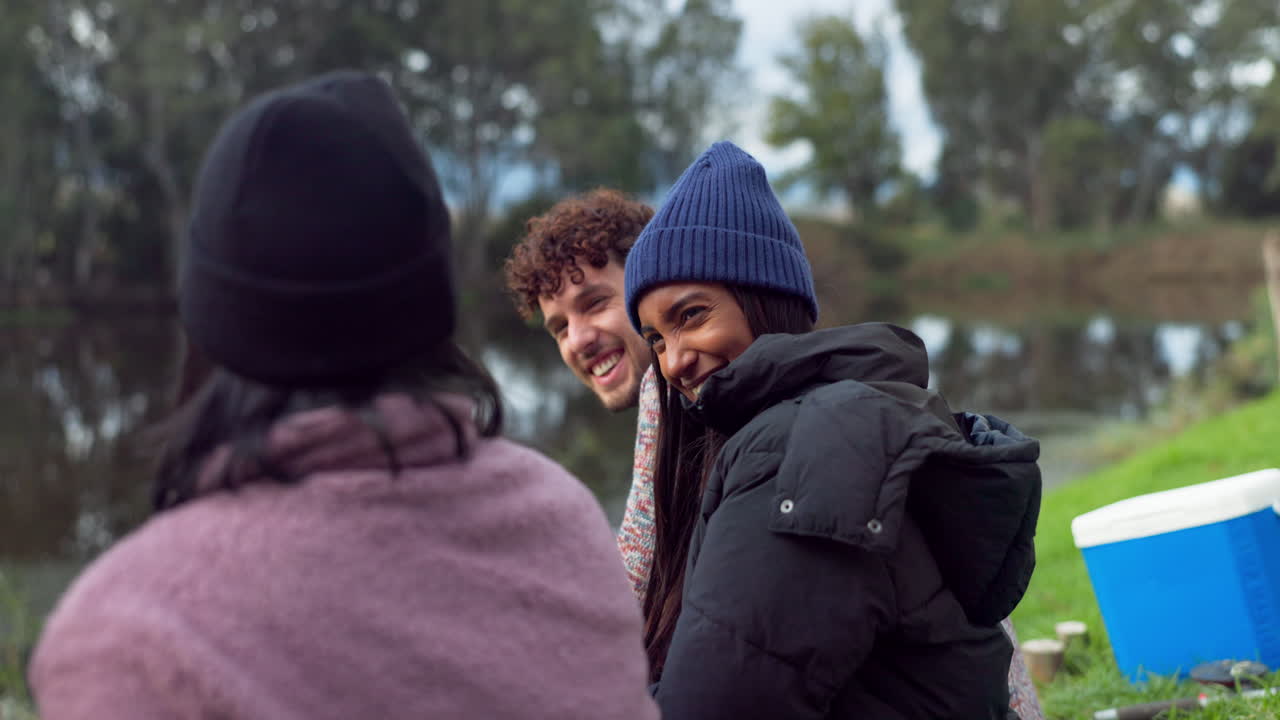 acampar, amigos o la espalda de las personas felices vacaciones