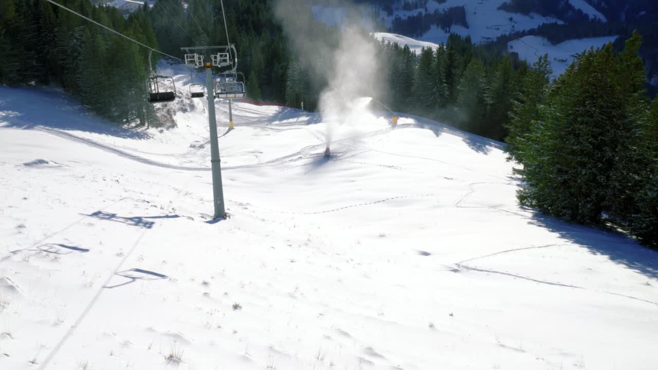 ледяные флаеры, канатные дороги и кресловые лифты поднимаются и опускаются по заснеженным склонам лыжного курорта, расположенного в энгельберге, в бруни, швейцария