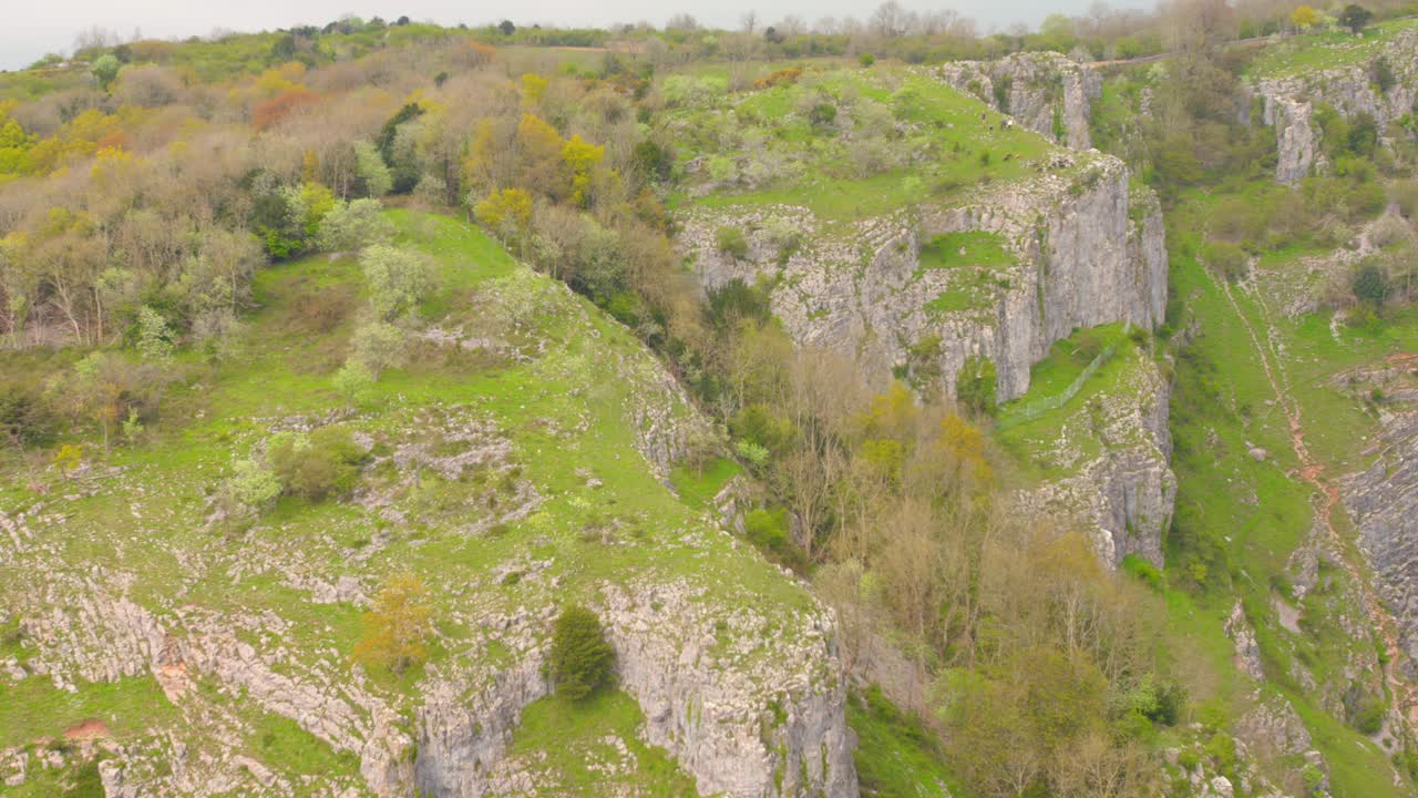 desfiladero de piedra caliza cerca de cheddar en somerset, inglaterra, reino unido
