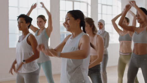 Grupo-De-Mujeres-Multiétnicas-Aprendiendo-Movimientos-De-Baile-Disfrutando-De-Un-Instructor-De-Fitness-Enseñando-Coreografía-De-Baile-Mostrando-Rutina-Divirtiéndose-En-El-Estudio