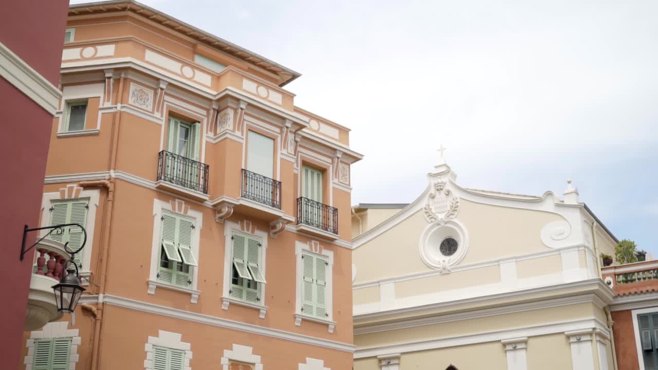 유럽 마을 의 다채로운 건물 과 교회