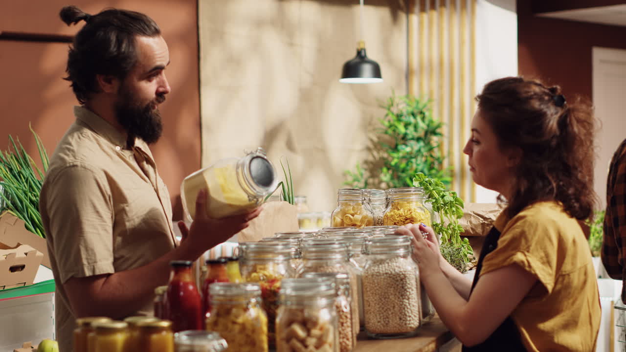 el hombre pregunta sobre el abastecimiento ético de alimentos