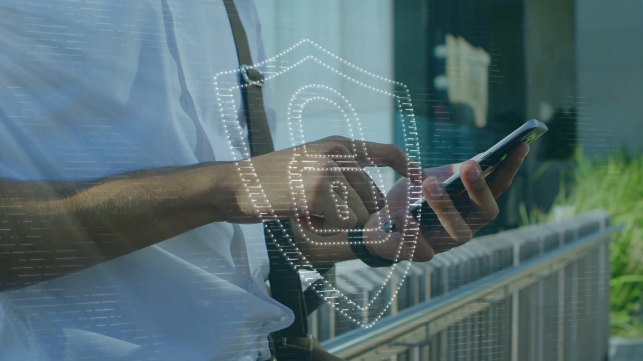 Uomo che tocca lo smartphone su una ringhiera all'aperto, con una grafica a scudo punteggiato che si dissolve e si espande, proteggendo il dispositivo