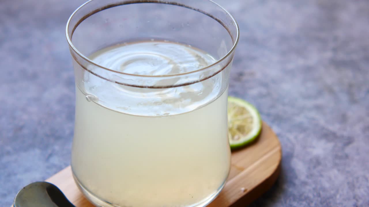 bebida refrescante con limón
