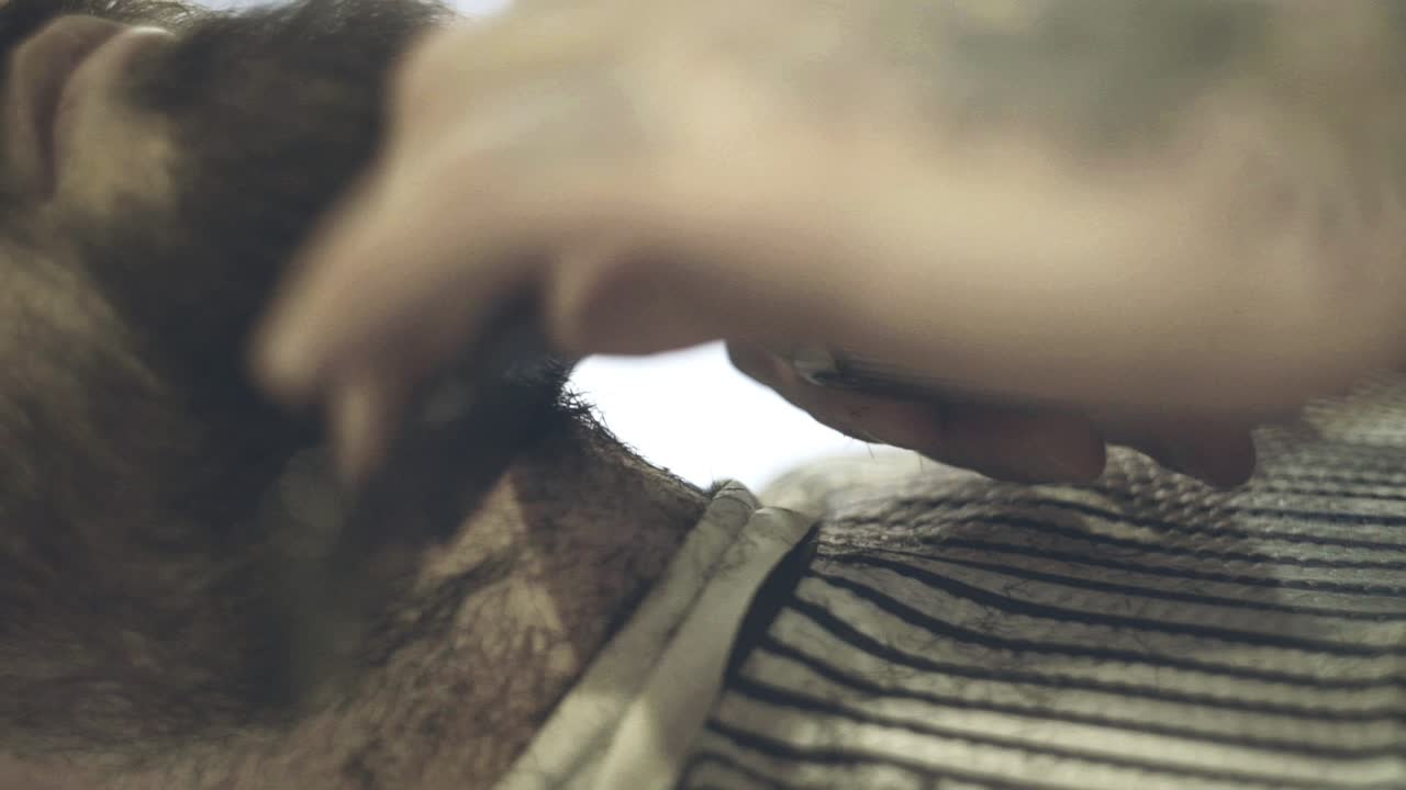 이발사 면도. 이발사 수염. 헤어 스타일링 과정. 수염 면도