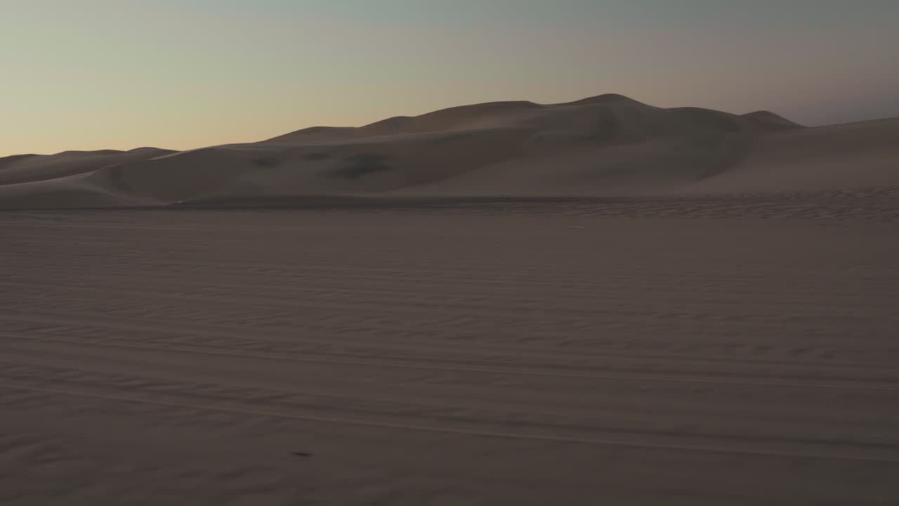 la puesta de sol en el desierto solitario de huacachina en ica per?