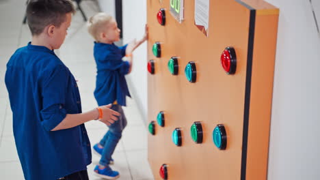 children play a game of reaction speed in scientific museum