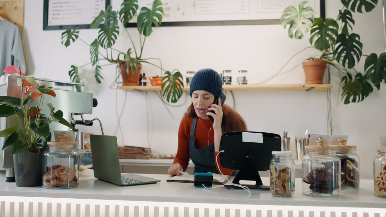 Kvinde der arbejder i en kaffebar