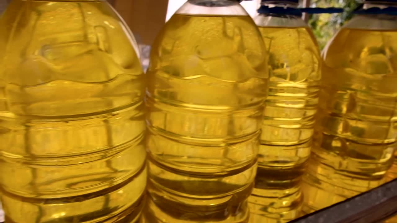 외딴 지역의 길가에 있는 플라스틱 물병에 담긴 휘발유 연료와 동남아시아 동티모르 지방자치단체, 스쿠터와 자동차용 휘발유 판매