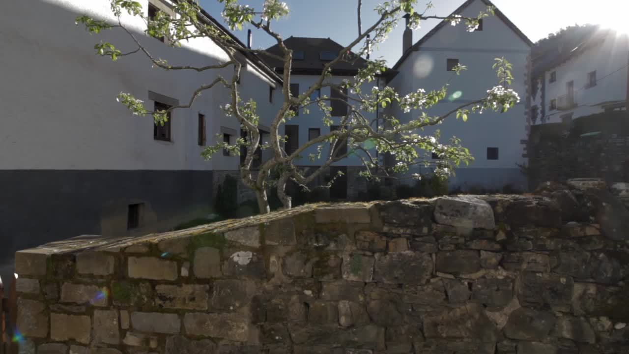 Patio trasero de un edificio en Otsagabia - Ochagavía, Navarra, España.