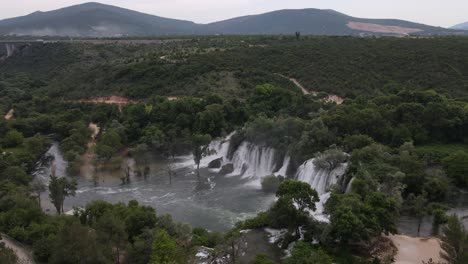 Vista-De-Drones-De-Las-Cascadas-De-Kravice-Y-El-Río-Trebizat-En-Bosnia-Y-Herzegovina