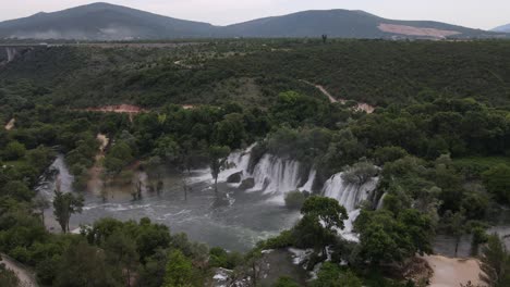 vista de avión no tripulado de las cascadas de kravice y el río trebizat en bosnia y herzegovina
