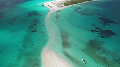 Der-Unberührte-Archipel-Los-Roques-Mit-Klarem-Türkisfarbenem-Wasser,-Weißem-Sandstrand-Und-Vor-Anker-Liegenden-Booten,-Luftaufnahme