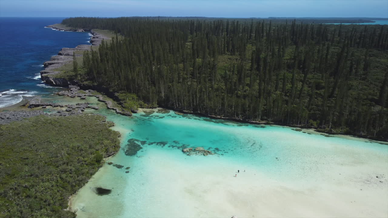 Le incredibili acque cristalline della piscina naturale a Oro Bay nell'Isola dei Pini - rivelazione aerea con parallasse