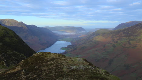 Herbstsonnenaufgangsschatten-über-Tiefem-Cumbrian-Tal-Mit-See-Und-Ziehenden-Wolken