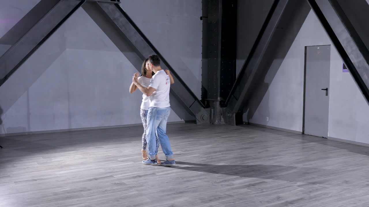 para tańcząca w studiu