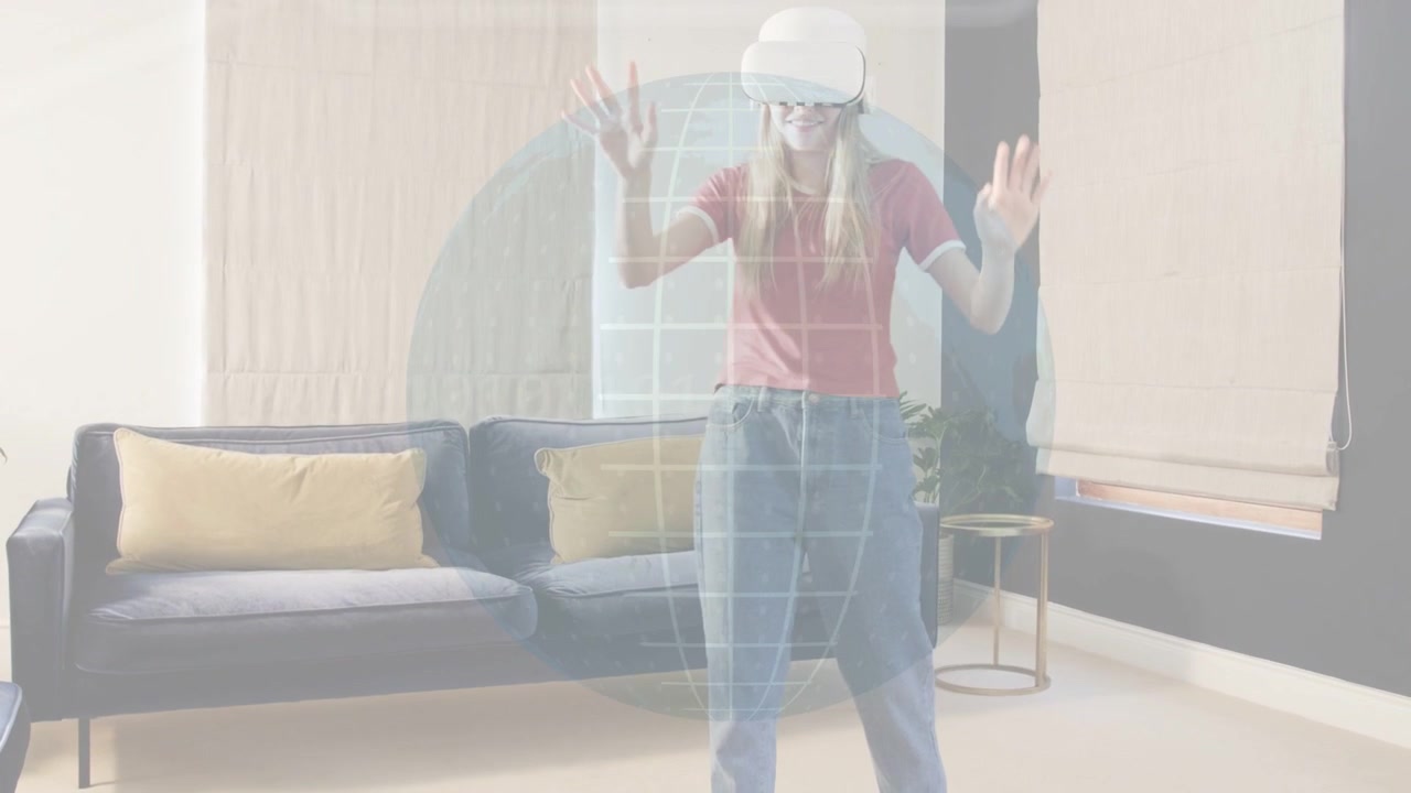 Donna che indossa un visore VR bianco, regolandone la vestibilità, gesticolando in salotto mentre naviga nell'HUD tecnologico