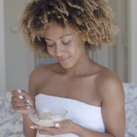 mujer desayunando en la cama