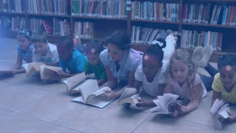 animación de puntos de luz sobre diversos escolares y maestros leyendo libros en la biblioteca