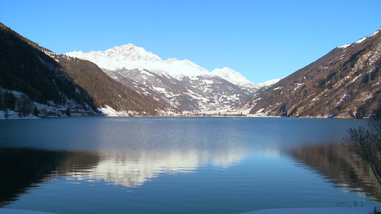 스위스 알프스의 아름다운 산악 호수