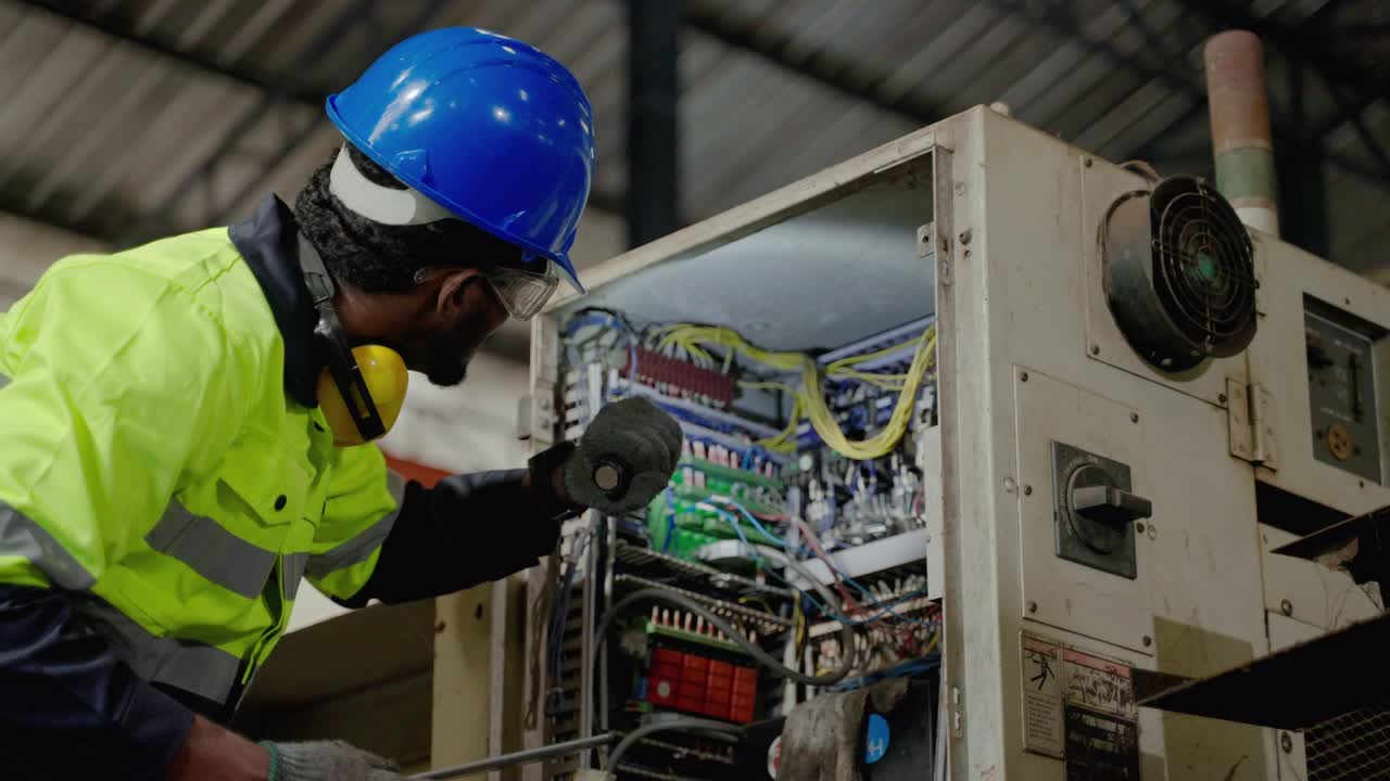 trabajadores técnicos afroamericanos que trabajan en la industria pesada, estándar innovador de la industria, aplicando tecnología para reemplazar la mano de obra humana