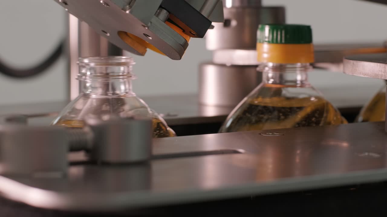 생산 라인에서 움직이는 병에 있는 해바라기 기름. 병에 담긴 해바라지 기름을 병에 담는 라인. 식물성 기름 생산 공장. 첨단 기술. 산업적 배경