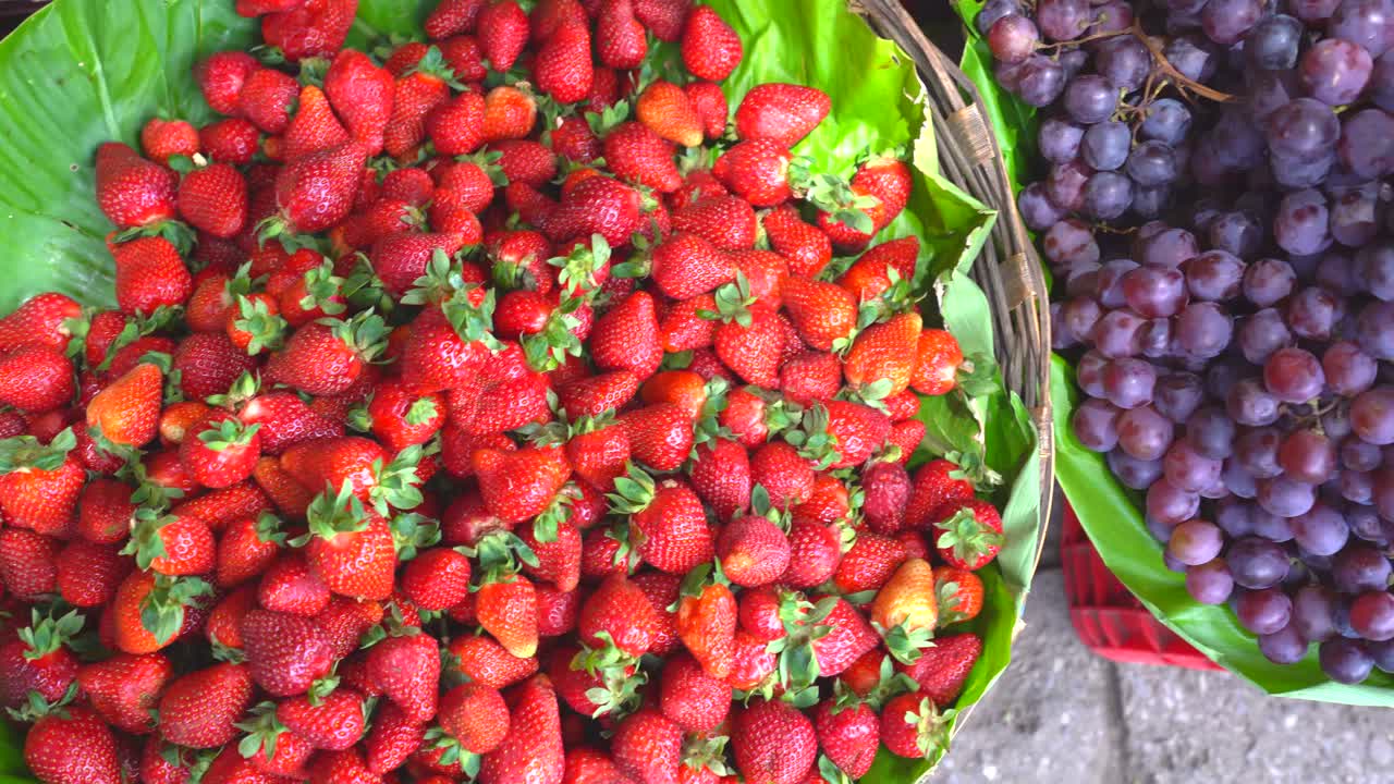 라틴 아메리카 시장의 포도와 딸기