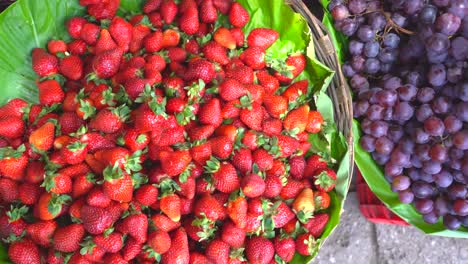 uvas y fresas en el mercado latinoamericano